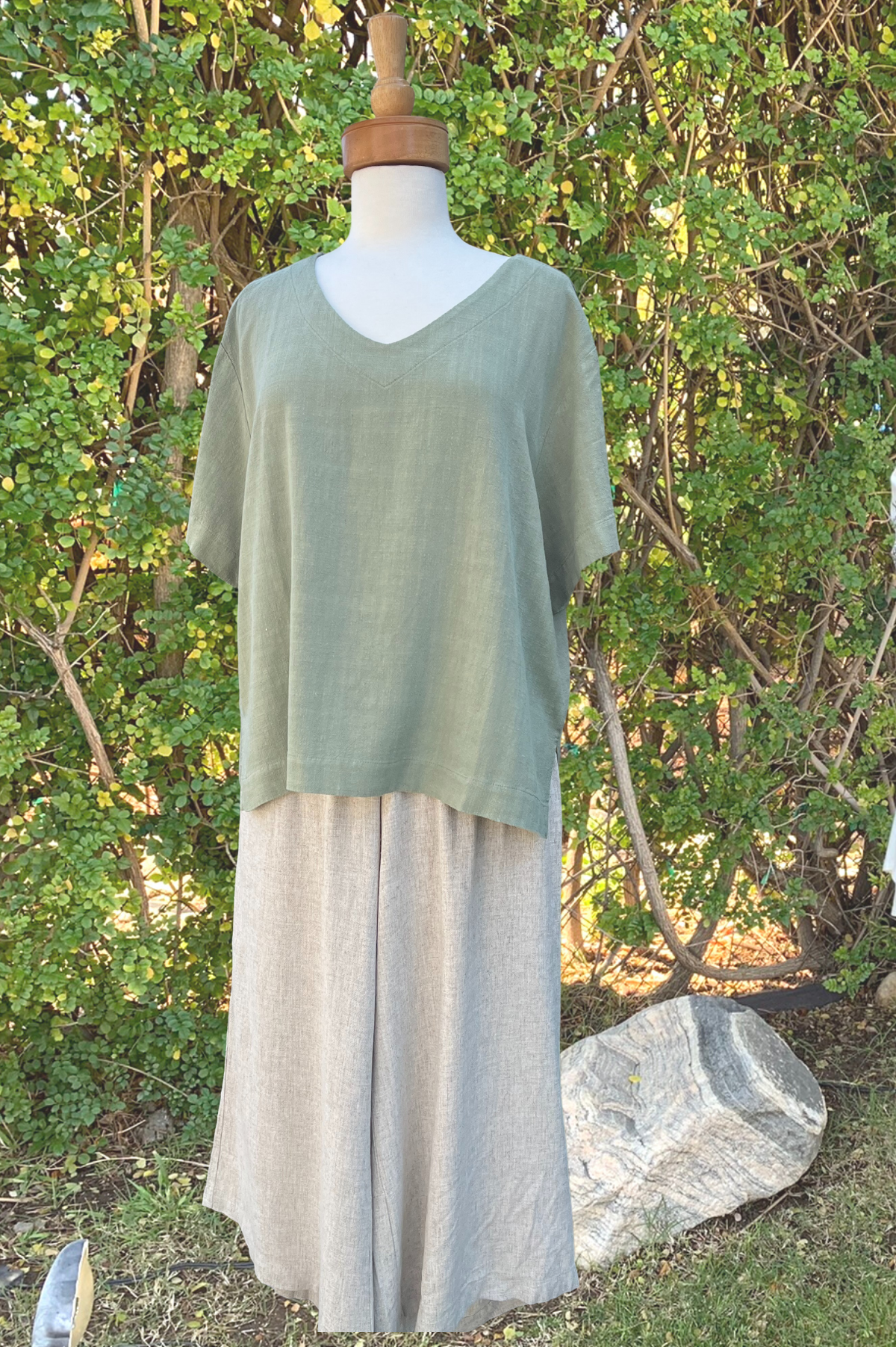 Jupee Linen Blend V-Neck Top in Sage