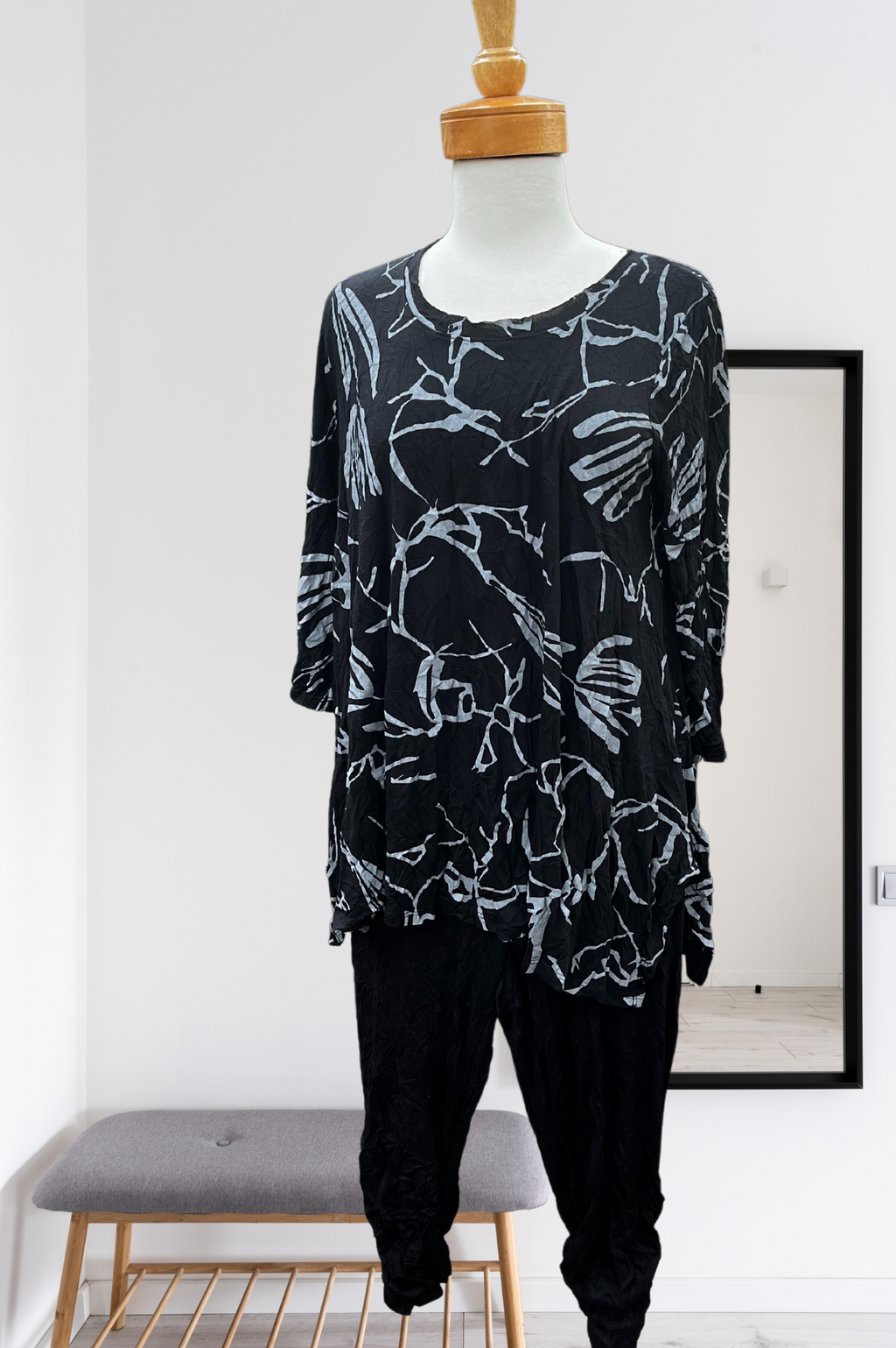 Chalet Crinkle Kate Capri Pant in Black